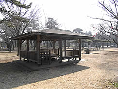 八柱霊園内 東屋