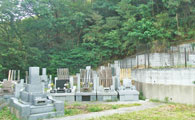 栄林寺　緑多い墓域