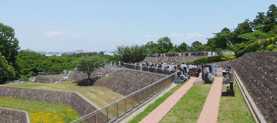 ひな壇形式の墓域