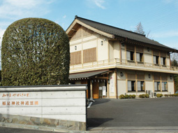 霊園入口の神道会館