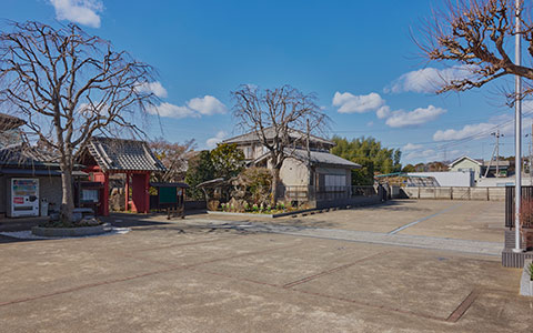 山門前の駐車場