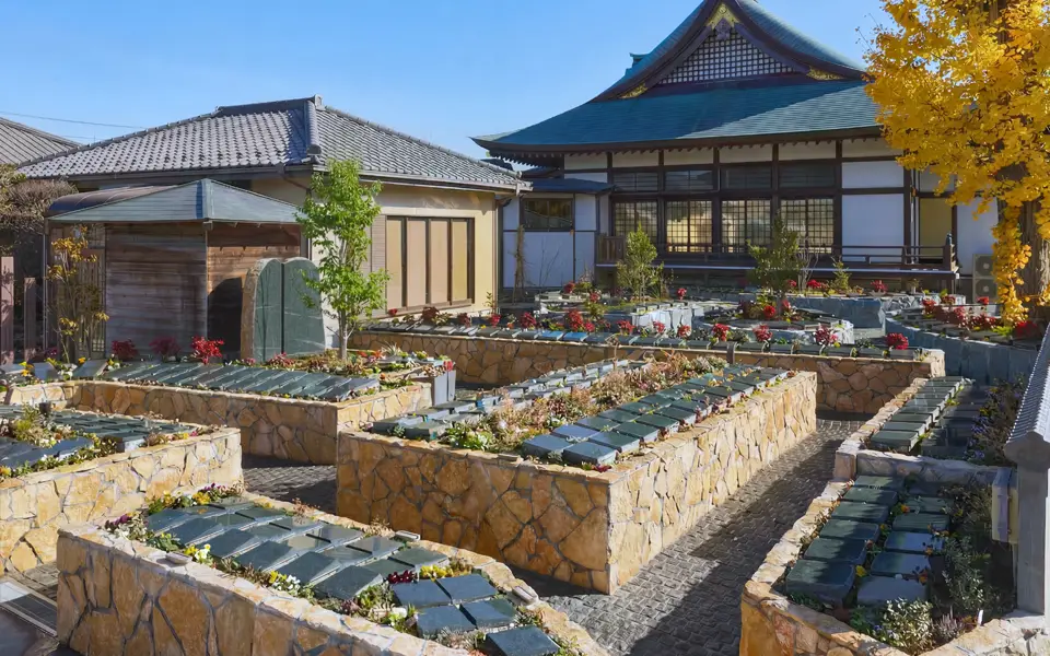 彩華の墓域風景