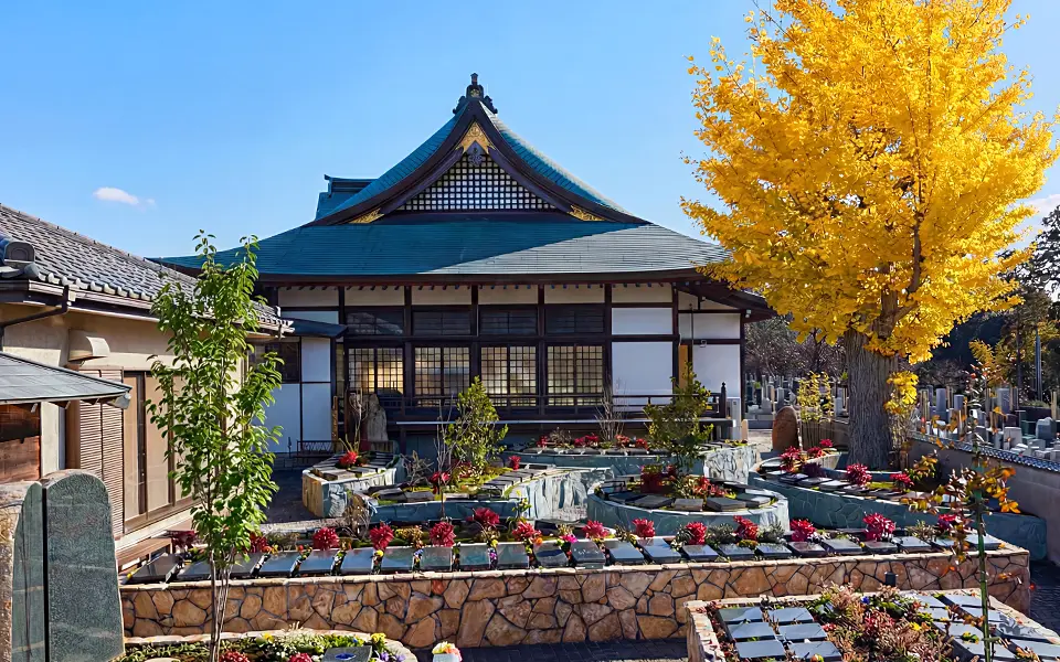 お寺の境内にある墓域の風景