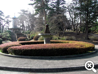 中央広場の噴水と後ろに霊園シンボルの給水塔が見える写真