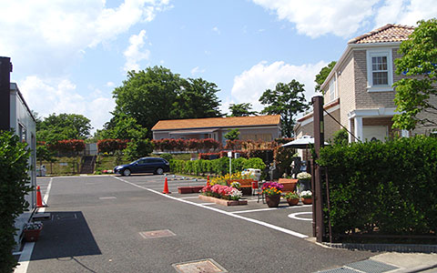 霊園入り口と管理棟の写真