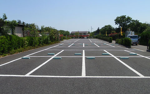 平坦な駐車場の写真
