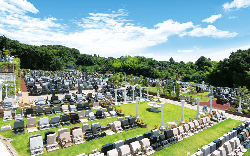 緑と白い彫刻が美しい園内