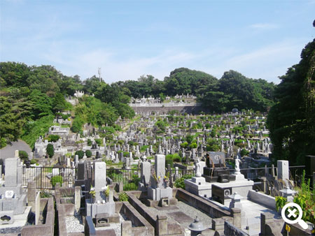 丘陵地に広がる墓地