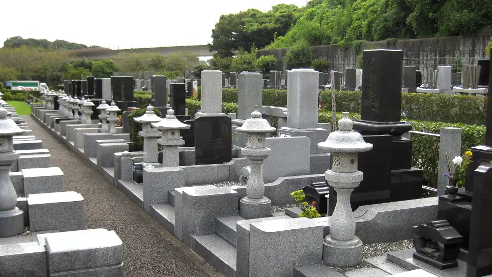 和型のお墓が並ぶ墓域