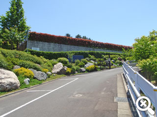 霊園入口通路の写真