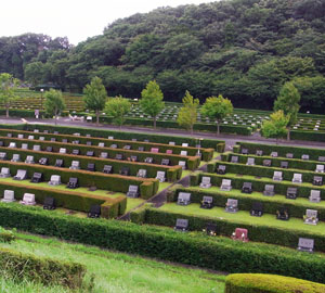 深い緑に包まれた峰山霊園