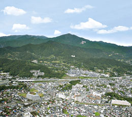 鶴巻霊園もえぎのさと付近の航空写真