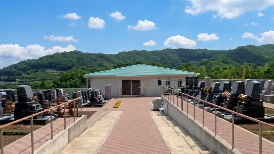 園内参道と管理棟