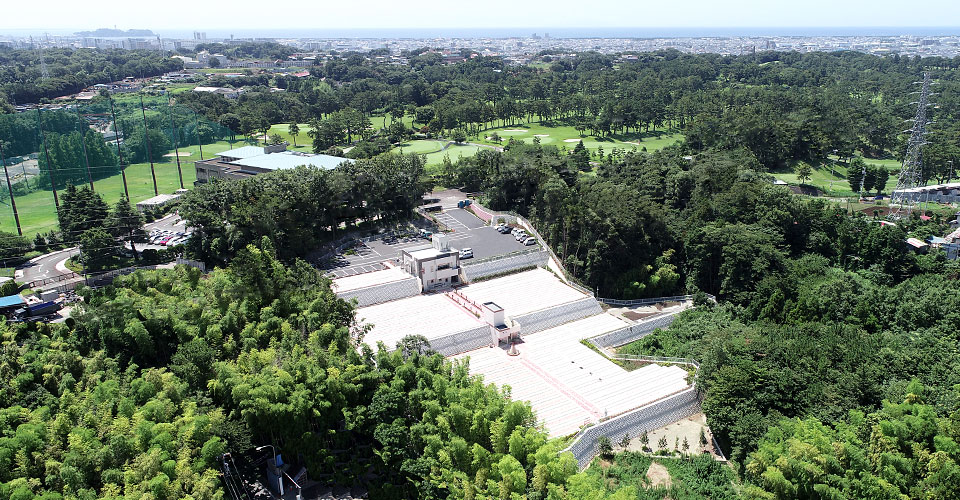 湘南カントリークラブや江ノ島を背景に空撮された霊園全景