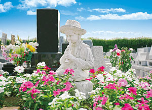 花と彫刻に囲まれた田名聖地霊園のイメージ
