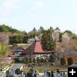 霊園から見た龍昌院