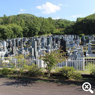 日当たりの良い墓域風景