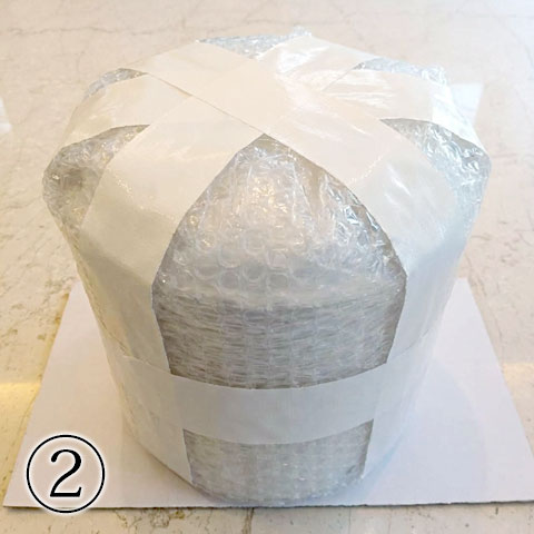 緩衝材で包んだ骨壺