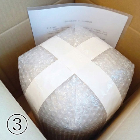 箱に入れた骨壷と書類の写真