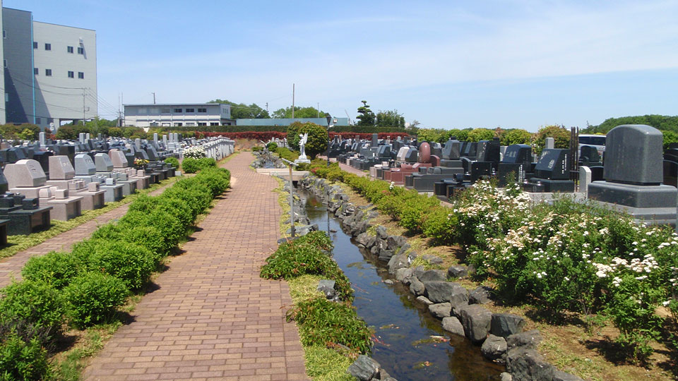 墓域を流れる小川