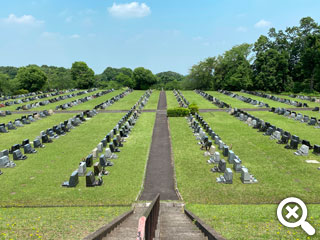 墓石が広い間隔で規則正しく並べられた墓域の写真