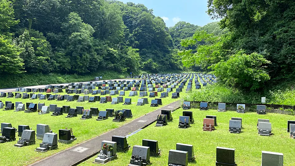 緑に囲まれた墓域