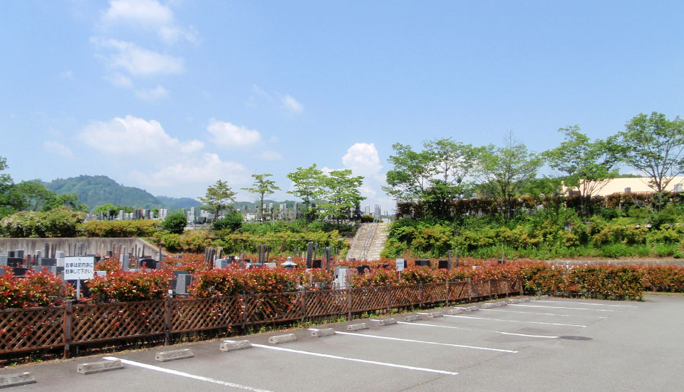 八王子浄苑であいの郷駐車場から見た墓域