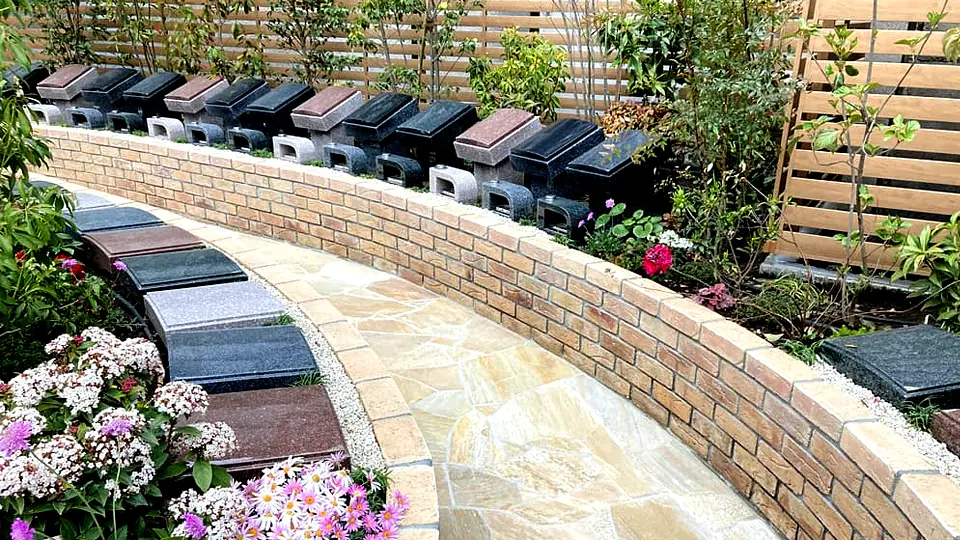 四季を通じて花に囲まれた墓域