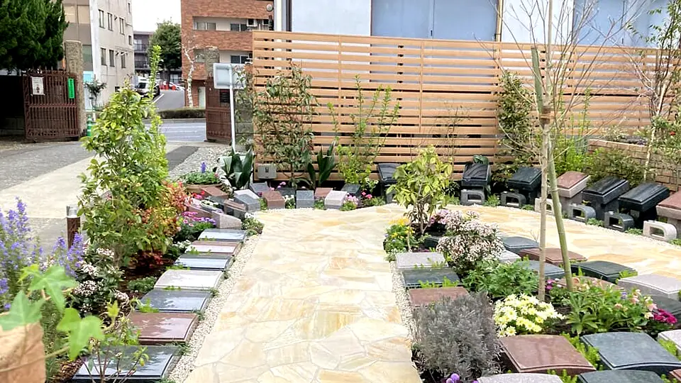 国道1号線から山門を入ってすぐの墓域