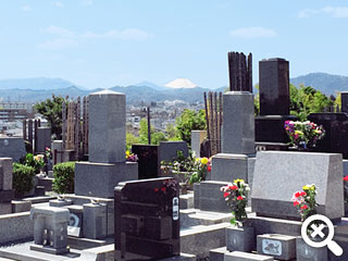 高台の墓域から見た富士山の写真
