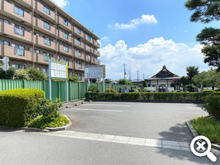 管理棟前の駐車場の写真