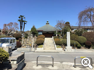 園内にある萬福寺山門の写真