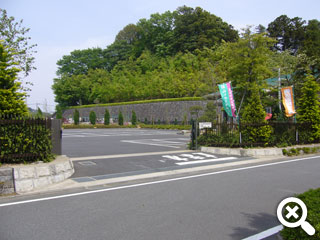 霊園入口門の写真