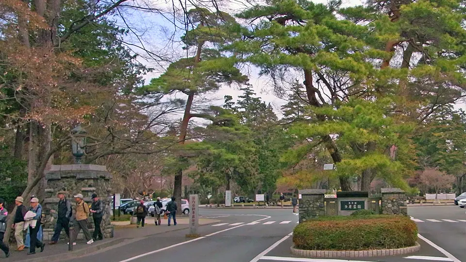 多磨霊園正門