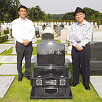 弊社 古谷と椿山様。ご購入された墓所にて。(メモリアルパーク藤沢)